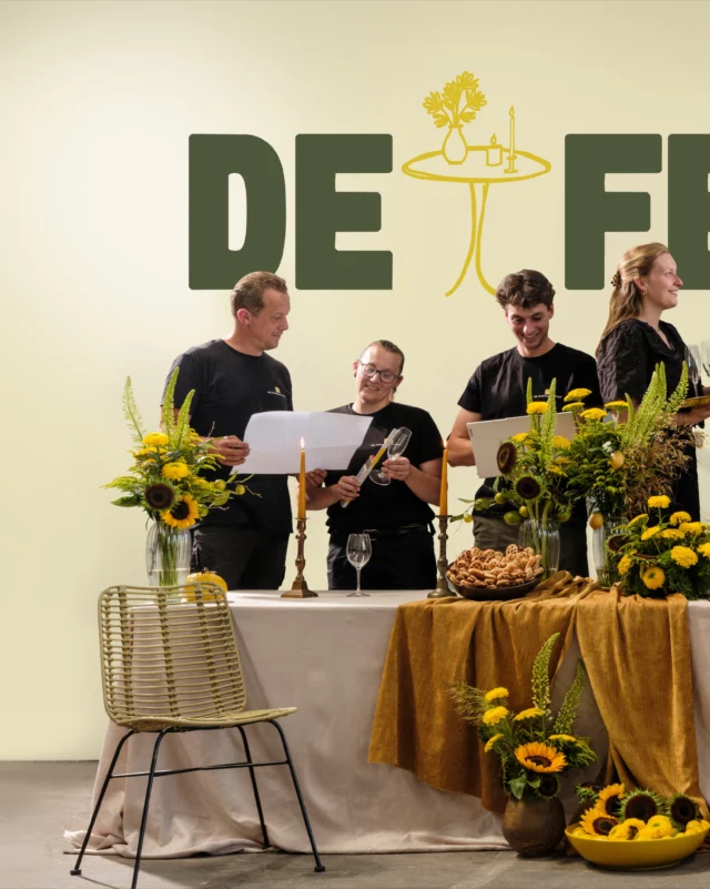 De Feestarchitect begon vanuit mooiste momenten wanneer mensen samenkomen.
Sindsdien hebben we ontelbare tafels gedekt, verhalen tot leven gebracht en herinneringen gebouwd. Niet alleen vóór onze klanten, maar altijd mét hen. Want achter ieder feest zitten mensen. Mensen met een verhaal, een reden om samen te komen en een idee dat nog nergens anders bestaat.
Doorheen de jaren groeiden we, leerden we en verfijnden we ons vak. Maar de kern bleef altijd dezelfde: aandacht voor mensen, liefde voor het detail en de overtuiging dat een feest moet voelen als thuiskomen.
Vandaag krijgt De Feestarchitect een nieuw gezicht. Een nieuwe identiteit die beter vertelt wie we altijd al waren en wie we verder willen worden.
We beginnen nog steeds met een leeg blad, een lege tafel en een goed gesprek. Daarna bouwen we samen. Volledig op maat, van het eerste idee tot de laatste gast naar huis gaat.
Dit is geen nieuw begin.
Dit is ons verhaal, opnieuw aan tafel gebracht.
Kom binnen. Schuif aan.
Er is plaats voor iedereen.
DE FEESTARCHITECT 🥳
