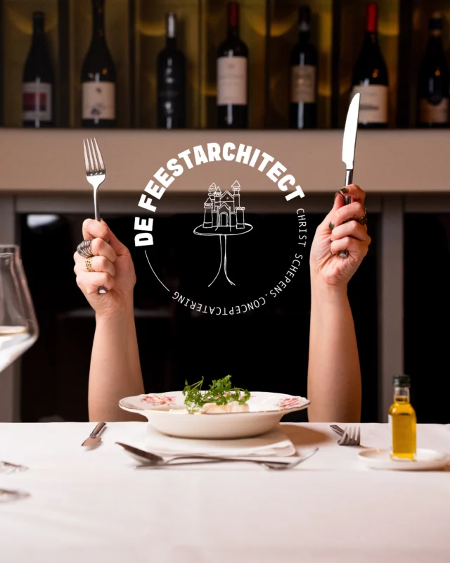 Hier begint een nieuw hoofdstuk voor De Feestarchitect ✨
Met een nieuw logo dat exact weergeeft wat we doen: een tafel vol mogelijkheden.
Een plek waar smaken, stijlen, mensen en ideeën samenkomen.
Maar die tafel ziet er nooit hetzelfde uit. Want geen enkel feest is standaard, alles wordt ontworpen op maat van jullie verhaal, sfeer en visie.
Hier is het dan: onze nieuwe identiteit. 
Dezelfde ziel, dezelfde passie voor totaalbeleving… maar vanaf nu in een volledig nieuw jasje 🥂