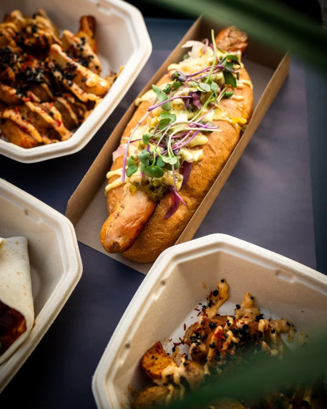 🔔 TRENDING ON THE MENU
Streetfood groeit steeds verder voorbij zijn oorsprong. Je vindt het al lang niet meer alleen langs de weg in een zuiders land, maar steeds vaker in doordachte foodconcepten, curated markets en settings die volledig rond streetfood worden opgebouwd.
Met De Feestarchitect spelen we in op die beweging en tillen we ze naar een VIP beleving.
Tijdens de Gentse Feesten stonden er taco’s met chili con pollo, haute dogs en patatas bravas op het menu, stijlvol geserveerd en volledig afgestemd op het event.
Streetfood als trend, De Feestarchitect als beleving ✨