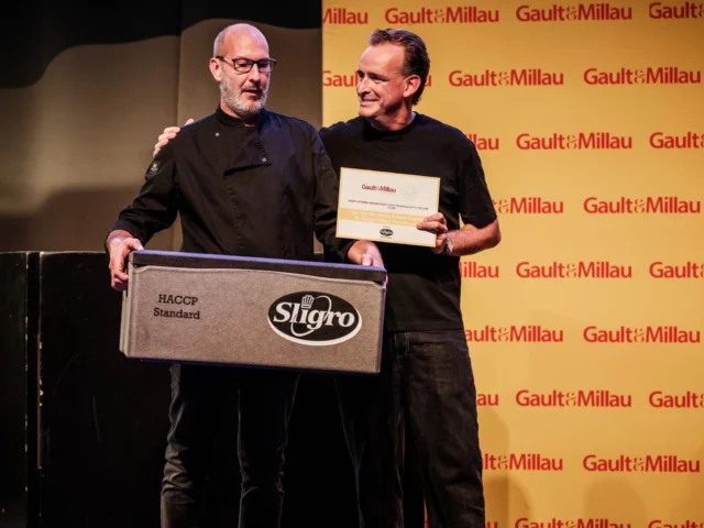 Achter elk geslaagd feest staat een team dat blijft gaan. En vooral: een team chefs dat achter de schermen elke keer opnieuw het beste van zichzelf geeft. 
“EVENT CATERING CHEF OF THE YEAR - Silver”, is een titel waar we super trots op zijn! 🤩
Een dikke merci aan ons keukenteam. Deze is voor jullie! 
Zin in een feest met eten dat écht goed zit? Bel ons 😉