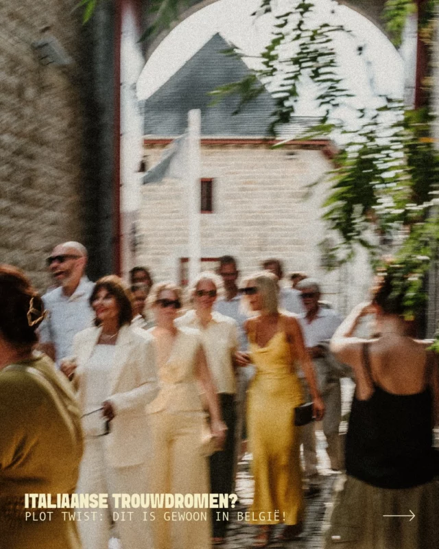 Stonden jouw socials deze zomer ook vol destination weddings in Italië, aanzoeken in de Dolomieten en tafels waar je spontaan mamma mia van zegt? 🇮🇹
Si, bellissima! Maar wij halen La Dolce Vita gewoon naar België, met lange tafels, heerlijk eten, warme sfeer en natuurlijk een feest vol tanto amore 🤌💛
📸 @touslesjoursphotography 
🏰 @chateau_jemeppe
👩‍❤️‍💋‍👨 Bart & Bieke